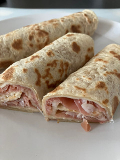 Una foto de Wraps de jamón y queso con pera: sorprendente!!