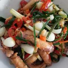 รูปของ Tumis cumi asin pedas + daun lokio (siung/arjuna)