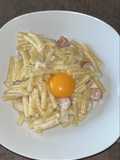 Pâtes macaronis aux saucisses et fromage de chèvre