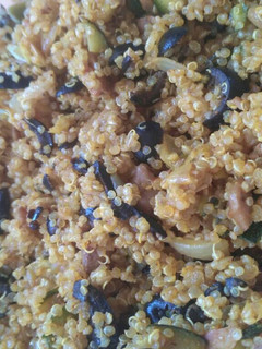 Una foto de Quinoa con verduras y curry express