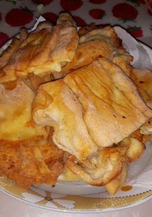 O poză a rețetei Plăcintele rapide cu brânză în tigaie.