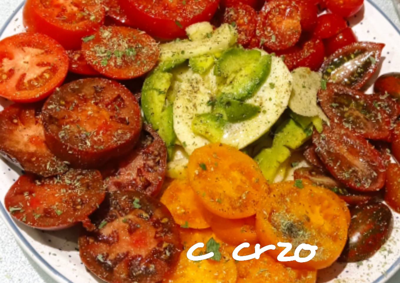 Ensalada de variedad de tomates con aguacate