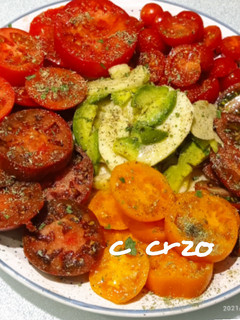 Una foto de Ensalada de variedad de tomates con aguacate