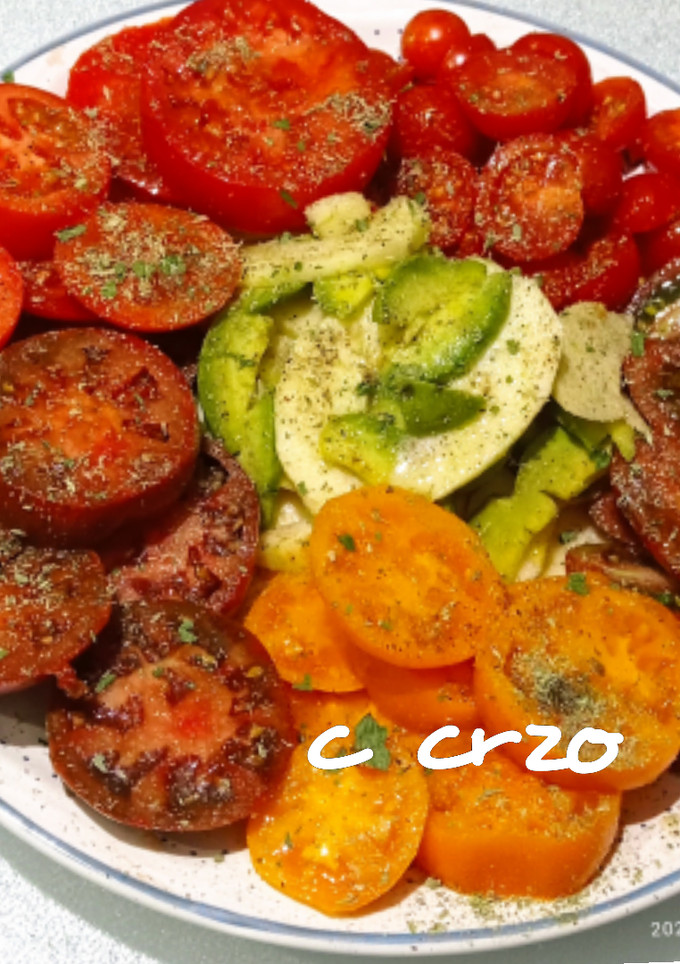Una foto de Ensalada de variedad de tomates con aguacate