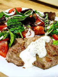 Una foto de Solomillo🥩 a la plancha con salsa de queso🧀 y 🥗ensalada