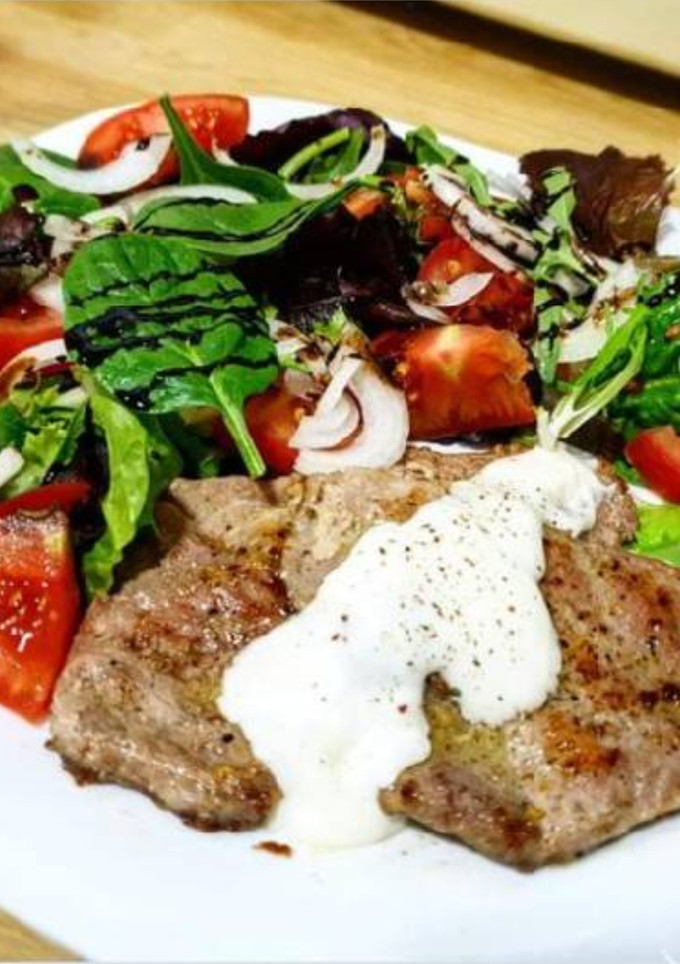Una foto de Solomillo🥩 a la plancha con salsa de queso🧀 y 🥗ensalada