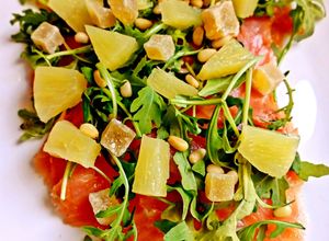 Foto di Salmone Affumicato Rucola Ananas Pinoli Tostati e Zenzero Candito