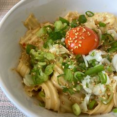 A picture of Simple noodle with egg and spring onion.