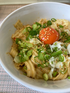 A picture of Simple noodle with egg and spring onion.