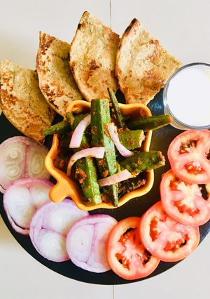 લસુની મસાલા ભીંડી (Lasuni Masala Bhindi Recipe In Gujarati) રેસીપી મુખ્ય ફોટો