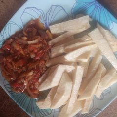 A picture of Fried yam with sauce.