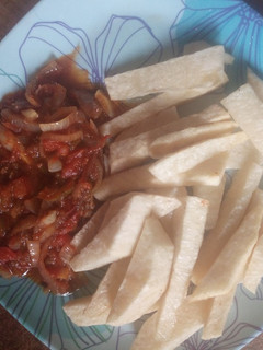 A picture of Fried yam with sauce.