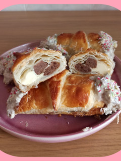 Una foto de 🥐 Croissants rellenos de chocolate blanco y filipinos 🥐