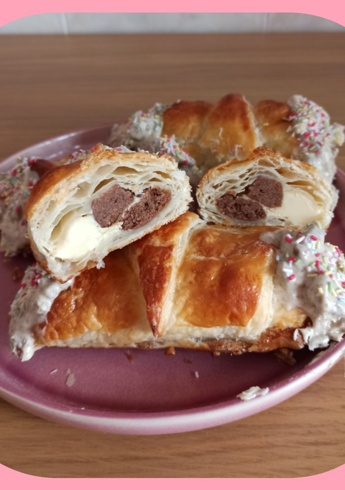 Una foto de 🥐 Croissants rellenos de chocolate blanco y filipinos 🥐