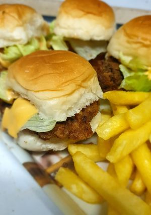 A picture of Kfc style chicken mini burger.