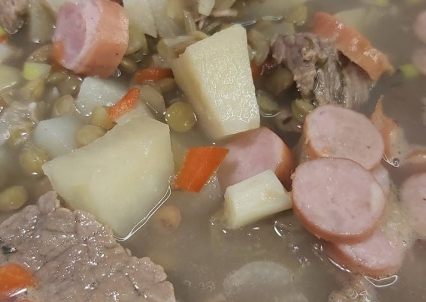 Sopa de lentejas con carne y cábano
