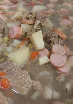 Una foto de Sopa de lentejas con carne y cábano