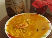 Una foto de sopa de marisco congelado