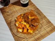 Una foto de estofado de carne y camote