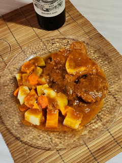 Una foto de 🍷🍖 Estofado de osobuco al Malbec con verduras 🍖🍷 Estofado a la olla