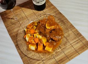 Una foto de 🍷🍖 Estofado de osobuco al Malbec con verduras 🍖🍷 Estofado a la olla