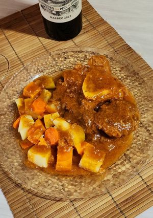 Una foto de 🍷🍖 Estofado de osobuco al Malbec con verduras 🍖🍷 Estofado a la olla