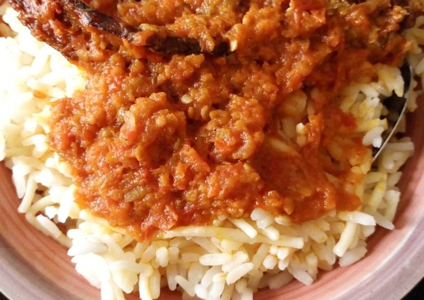White rice mix with spaghetti and fish stew