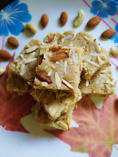 सूखे मेवे की बर्फी (sukhe meve ki barfi recipe in Hindi) रेसिपी मुख्य फोटो