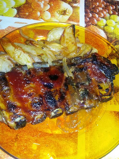 Una foto de Costillas y patatas a la barbacoa