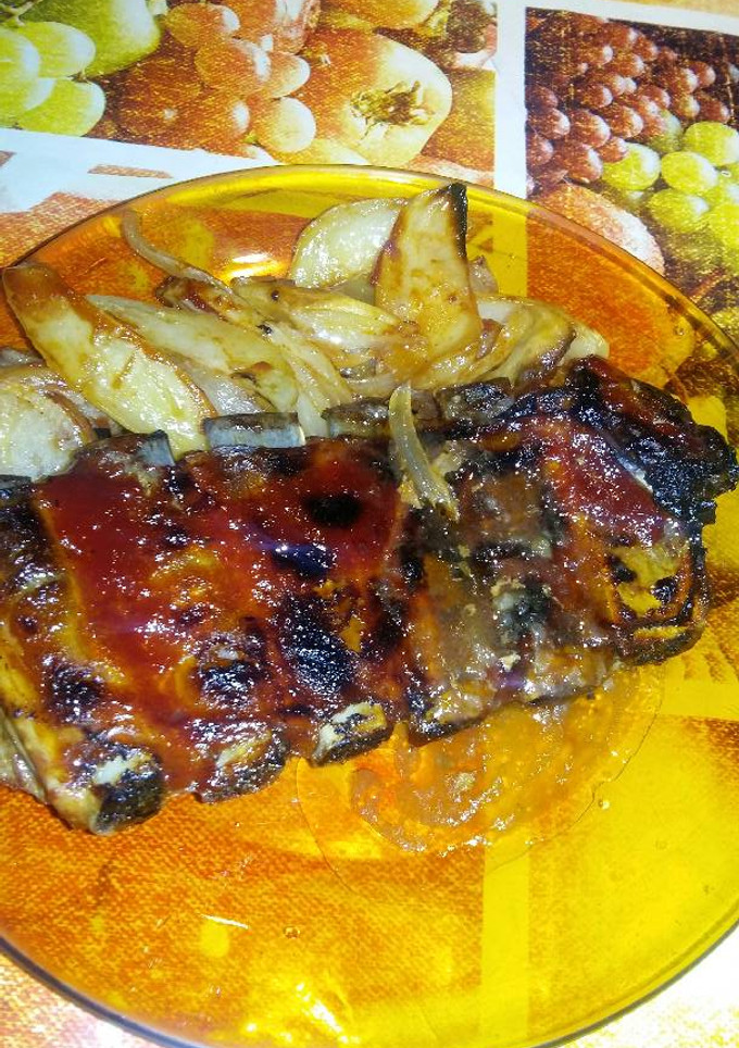 Una foto de Costillas y patatas a la barbacoa