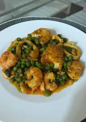Una foto de Rape con calamares y langostinos