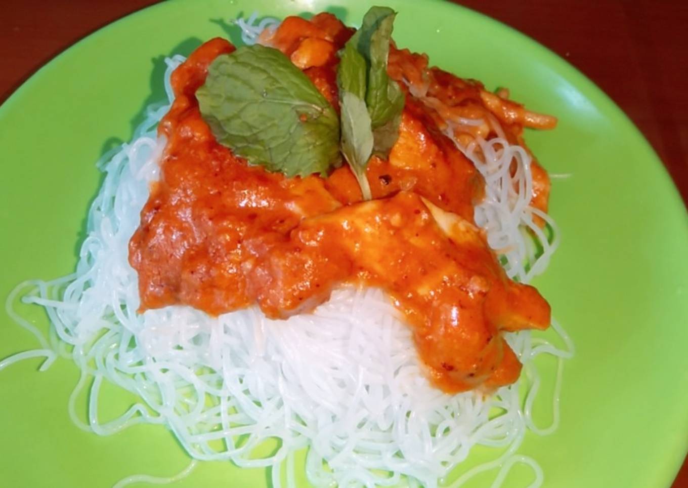 Vermecelli Chinese noodle with red sauce
