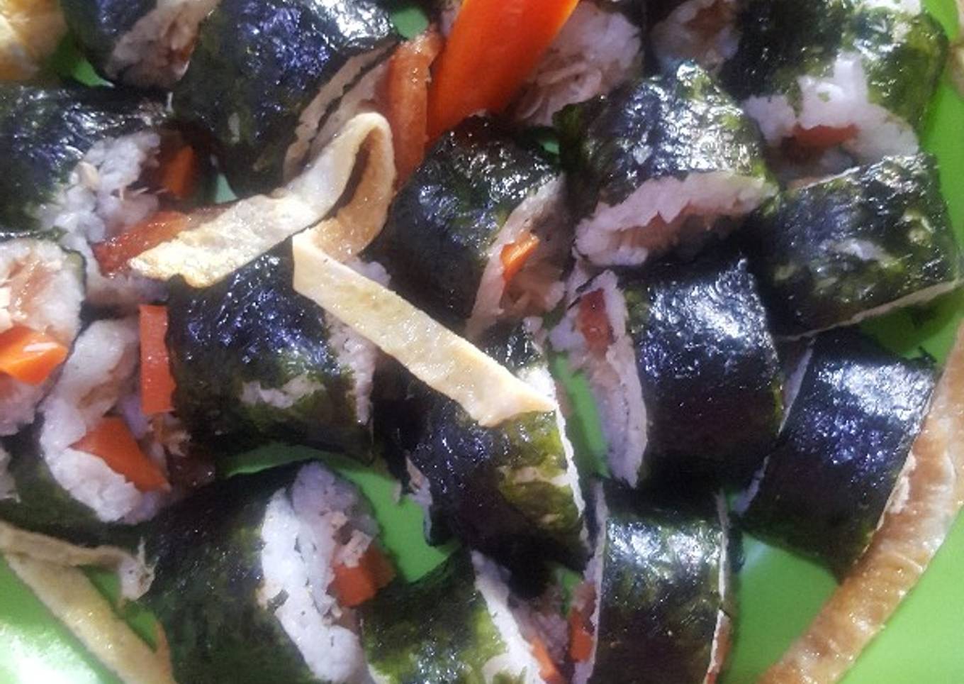 Sushi buatan sendiri juga dikenal sebagai sushi improvisasi