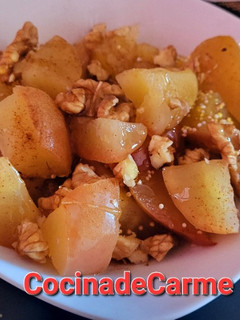 Una foto de Compota de manzanas con azúcar avainillado, nueces y miel 🍎🍏 en microondas