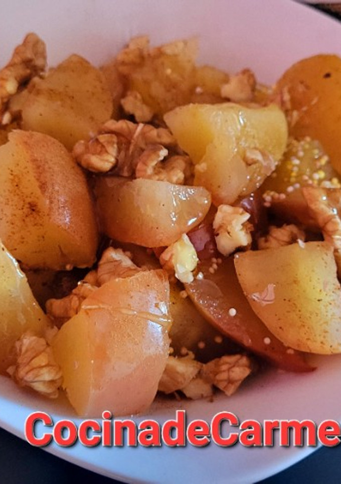 Una foto de Compota de manzanas con azúcar avainillado, nueces y miel 🍎🍏 en microondas