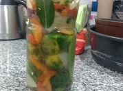 Una foto de morrones al escabeche