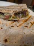 Quesadilla de fuet con guacamole y parmesano