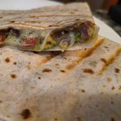 Una foto de Quesadilla de fuet con guacamole y parmesano