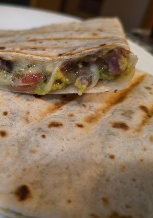Una foto de Quesadilla de fuet con guacamole y parmesano