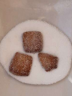 A picture of Crumbly shortbread biscuits.