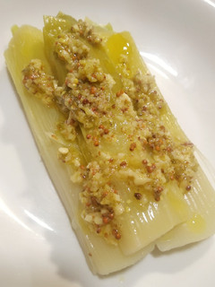 Una foto de Puerros con vinagreta de queso