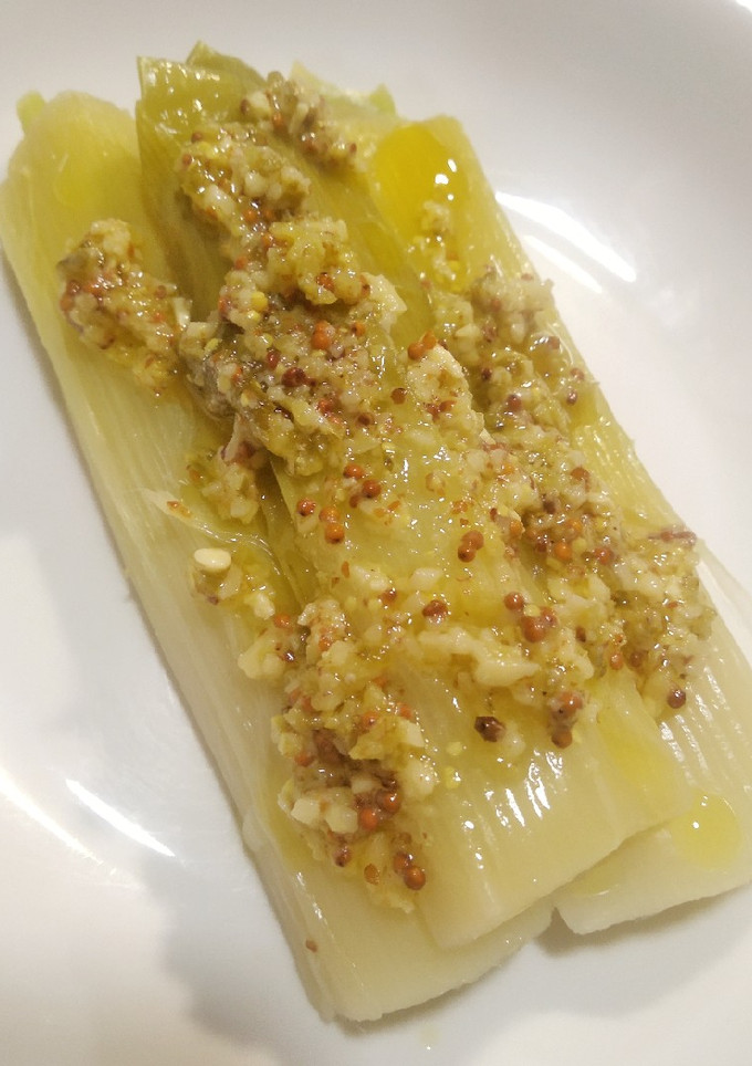 Una foto de Puerros con vinagreta de queso
