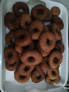 A picture of Chocolate cake donuts.