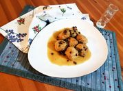 Una foto di petto di pollo affettato