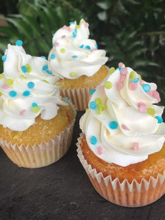 Una foto de Cupcakes vainilla y chocolate blanco