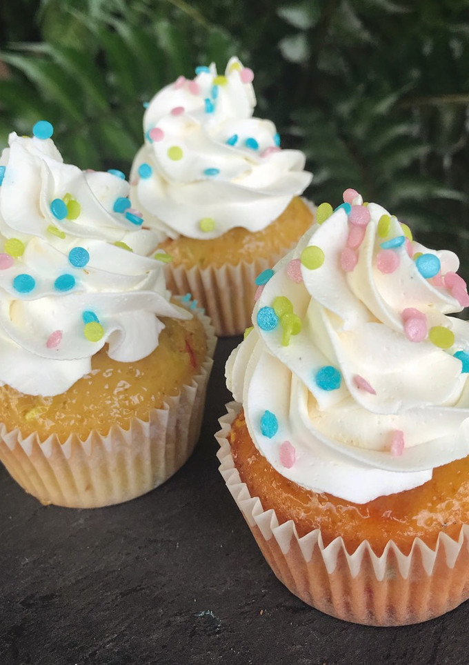 Una foto de Cupcakes vainilla y chocolate blanco