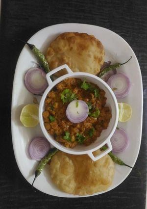 ભટુરે (Bhature Recipe In Gujarati) રેસીપી મુખ્ય ફોટો