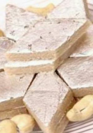 काजू कतली रेसिपी मुख्य फोटो