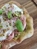 Pinsa pesto mortadelle pistache