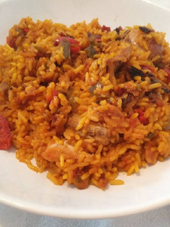 Una foto de Paella de conejo y verduras